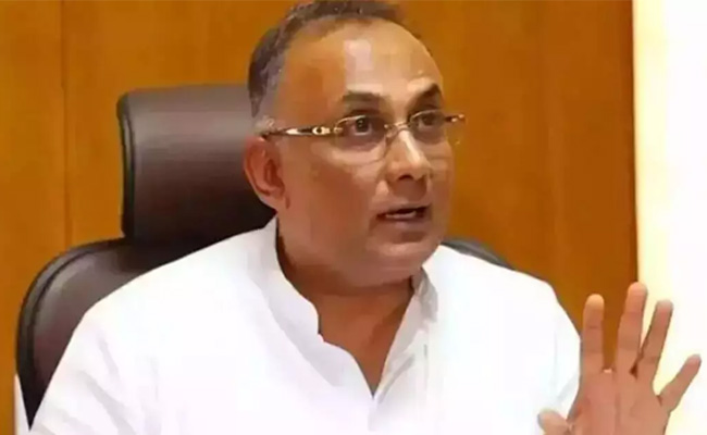 Knee, hip replacement surgeries now available in 39 govt hospitals across K’taka: Dinesh Gundu Rao